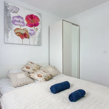 Apartment Versus Near Of Arts 2
